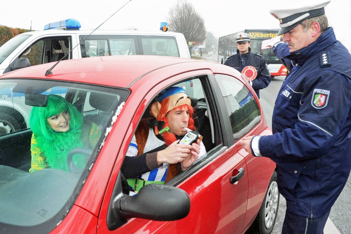 Verkleidung darf am Steuer nicht behindern - Alkohol tabu: Blas’ Obelix, blas’!