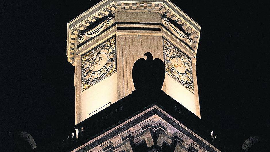 Preußischer Adler vor erleuchtetem Uhrenturm. Im Foyer des Landgerichts wurde die Inbetriebnahme der LED-Scheinwerfer am Montag gefeiert. Fotos (2): Samla.de