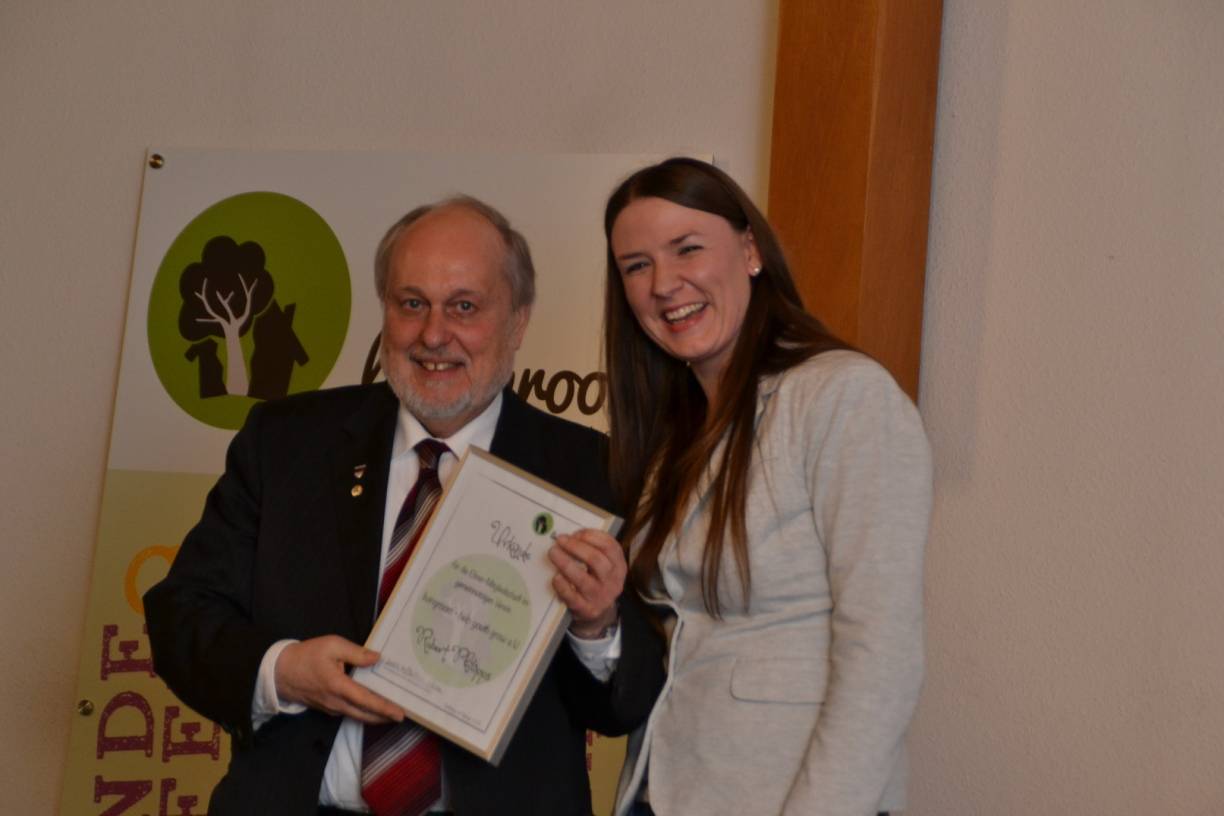 Der stellvertretende Bezirksbürgermeister Robert Philipps, der seit Bestehen des Vereins schon häufiger Hilfe leistete, wurde von Vorstandsmitglied Jenny Drost zum Ehrenmitglied von livingroom ernannt.