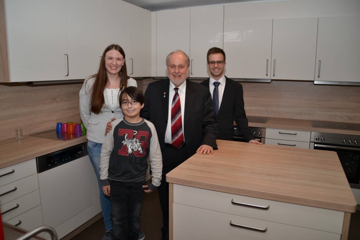  Da lässt sich gut Kochen: Nicht nur Sidar freut sich über die neue Küche. Auch Jenny Drost, 2. Bezirksbürgermeister Robert Philipps und Steffen Brieden sind ganz begeistert. 