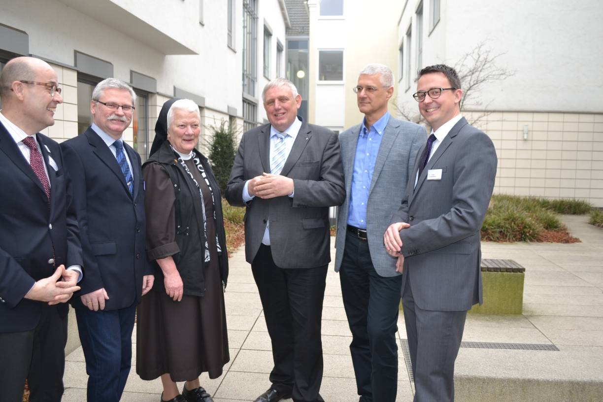 Kamen locker ins Gespräch, vl. Manfred Lübke, Pflegedirektor St. Vinzenz Hospital, Winfried Kopp, Leiter des St. Franziskus Altenheims. Schwester Mediatrix Nies, Karl-Josef Laumann, Staatssekretär im Bundesministerium für Gesundheit und Pflegebevollmächtigte der Bundesregierung, Ingo Morell, Geschäftsführer GFO und Dr. Christoph Heller, Geschäftsführer St. Vinzenz Hospital.