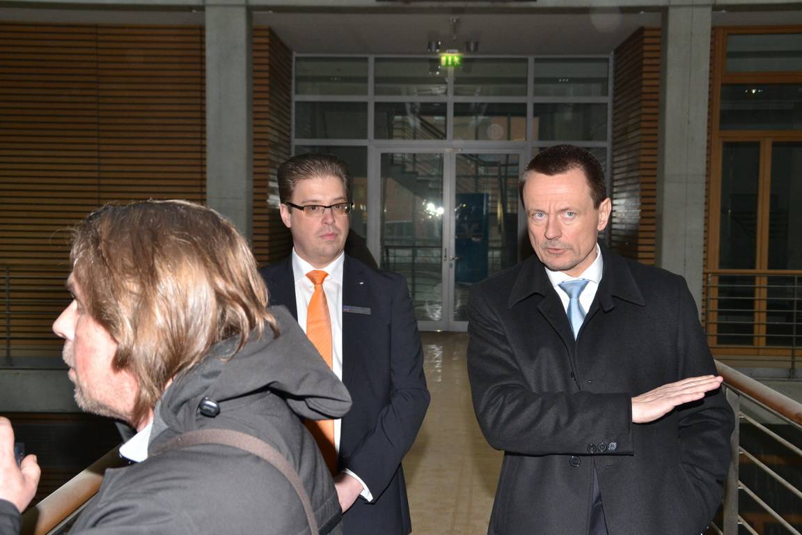 Michael Kamper, Leiter Organisation und bauleitender Mitarbeiter, und Vorstandssprecher Thomas Diederichs (vl) präsentierte die Pläne und Absichten bei einer Pressekonferenz in der Zentrale selbst.