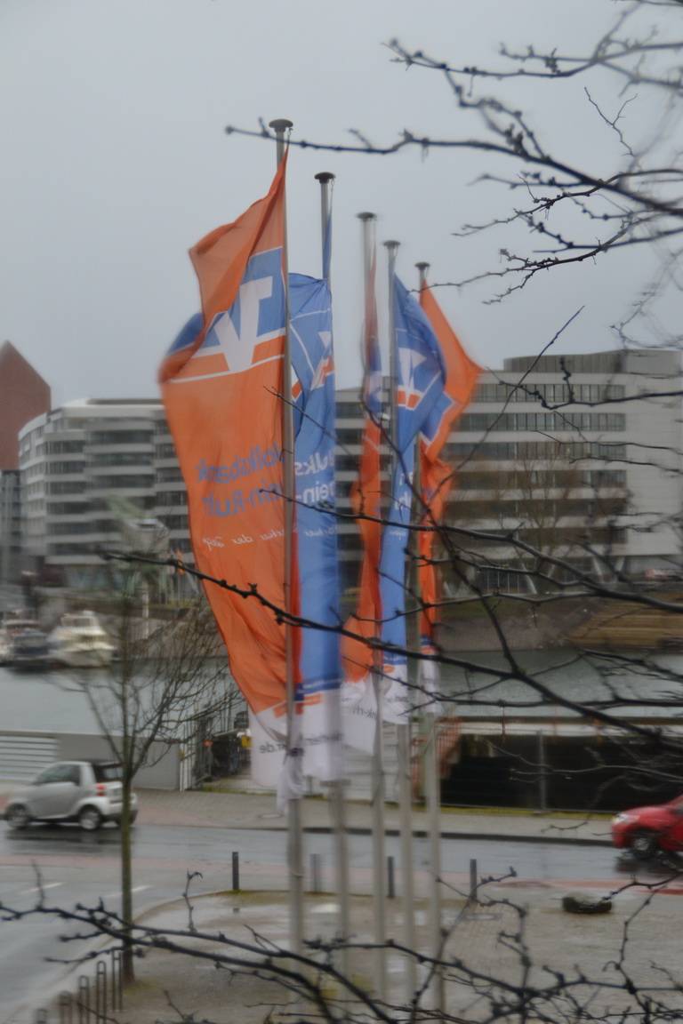  Die Fahnen künden schon vom neuen Besitzer des ehemaligen Alltours-Gebäudes. Die Volksbank Rhein-Ruhr wird nach Eröffnung der neuen Bleibe im Innenhafen alle anderen Verwaltungsbereiche schließen. Die Filialen bleiben natürlich alle bestehen. 
