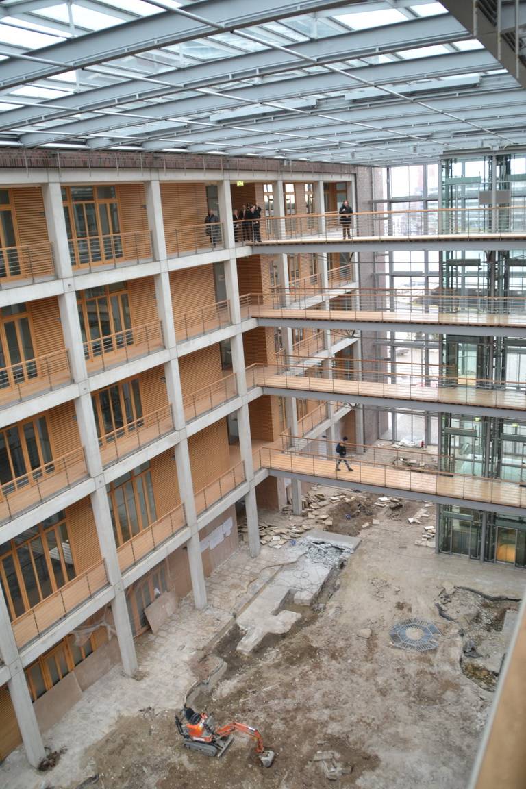  Noch stehen die Bagger im zentralen Innenraum des Gebäudes. Ab nächstes Jahr sollen hier Tische und Stühle für Gastlichkeit sorgen. Ein kleiner, symbolischer Bachlauf und ein kleines Wasserbecken laden dann zum Verweilen ein. 