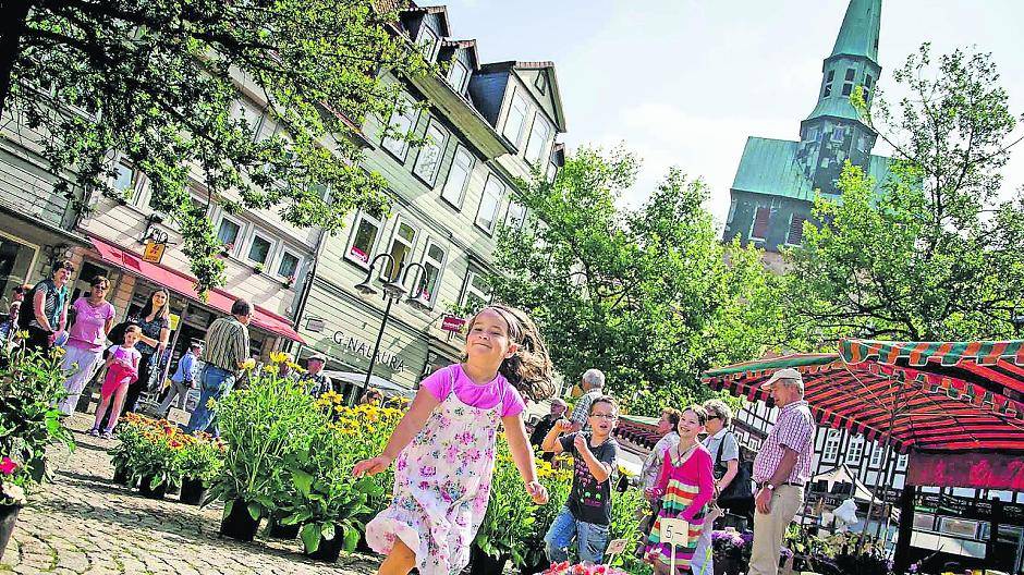  Beliebter Treffpunkt für Gäste und Einheimische ist der Wochenmarkt in Osterode am Harz. 