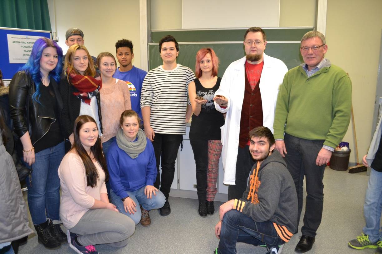 Beim MINT and friends-Tag machen von der 5. bis zur 12. Klasse alle Jahrgangsstufen mit. Dr. Frank Dierkes (2.v.r.), Fachbereichsleiter Naturwissenschaften/MINT, und Schulleiter Henning Korsten (rechts), freuen sich über das große Engagement der SchülerInnen.
