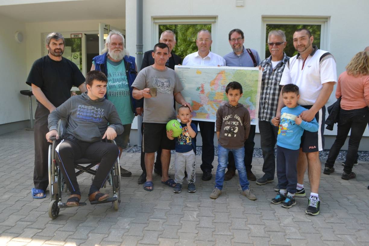 Die viele Mühe hat sich gelohnt! Die zahlreichen Helfer können den Flüchtlingen durch großes Engagement eine menschenwürdige Unterkunft bieten. Das wurde bei einem Willkommensfest gemeinsam gefeiert. Es freuen sich: Heinz Berning von der AWO, Pfarrer Heiko Dringenberg, Pfarrer der ev. Gemeinde Vierlinden-Ost, Herbert Werth, Pastor in St. Dionysius, Markus Söffge, Pfarrer der ev. Gemeinde Vierlinden-Mitte und Franz Tews (hintere Reihe vl.).