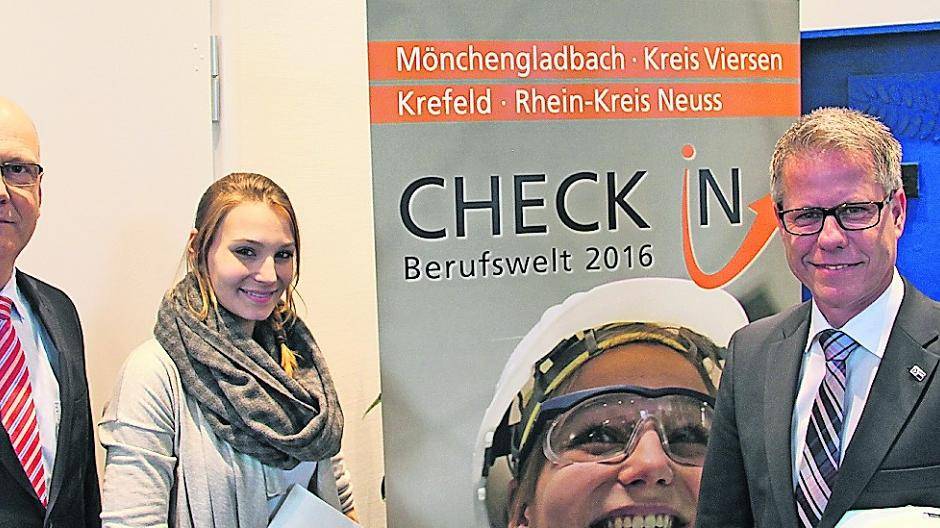 Laden die Schüler zum Checkin ein: IHK-Hauptgeschäftsführer Jürgen Steinmetz (r.), sein Stellvertreter Dr. Frank Lorenz und Azubi Eva Kamp, die der diesjährigen Kampagne das Gesicht gibt.
