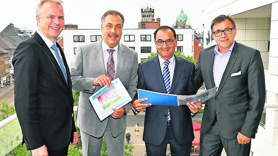 Gespannt aufs neue „Mittelstandsbarometer Rhein-Kreis Neuss“ (von links): Dirk Brügge, Stephan Meiser, Chris Proios und Rainer Maassen im Kreishaus Neuss.