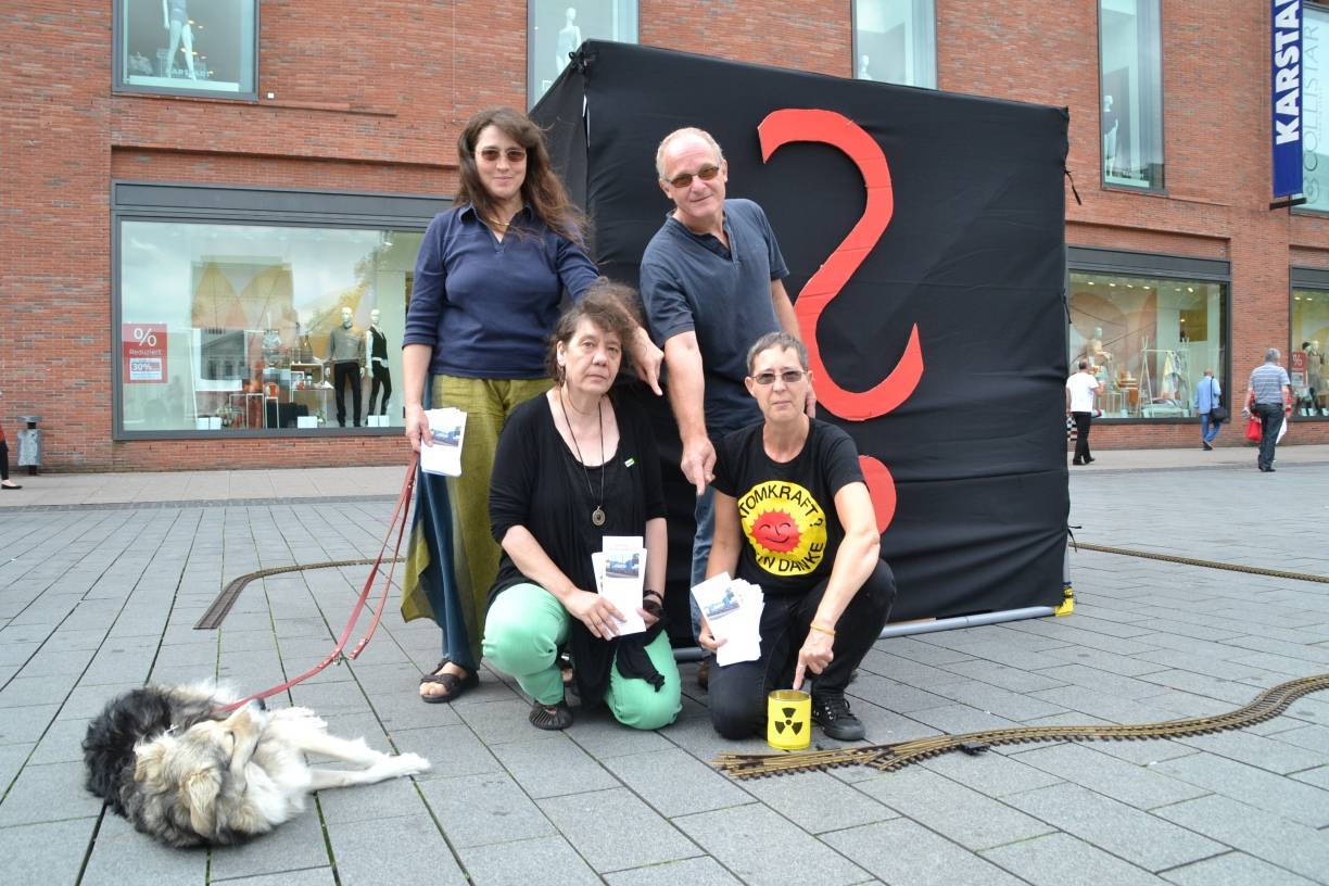 Mit einer großen „schwarzen Kiste“ zeigten Michael Zerkübel, Regina Großefeste, Kerstin Ciesla und weitere Aktivisten, dass sie hier derzeit noch völlig uninformiert sind. Am Samstag will man Mitstreiter gewinnen, um schon bald mehr zu wissen.