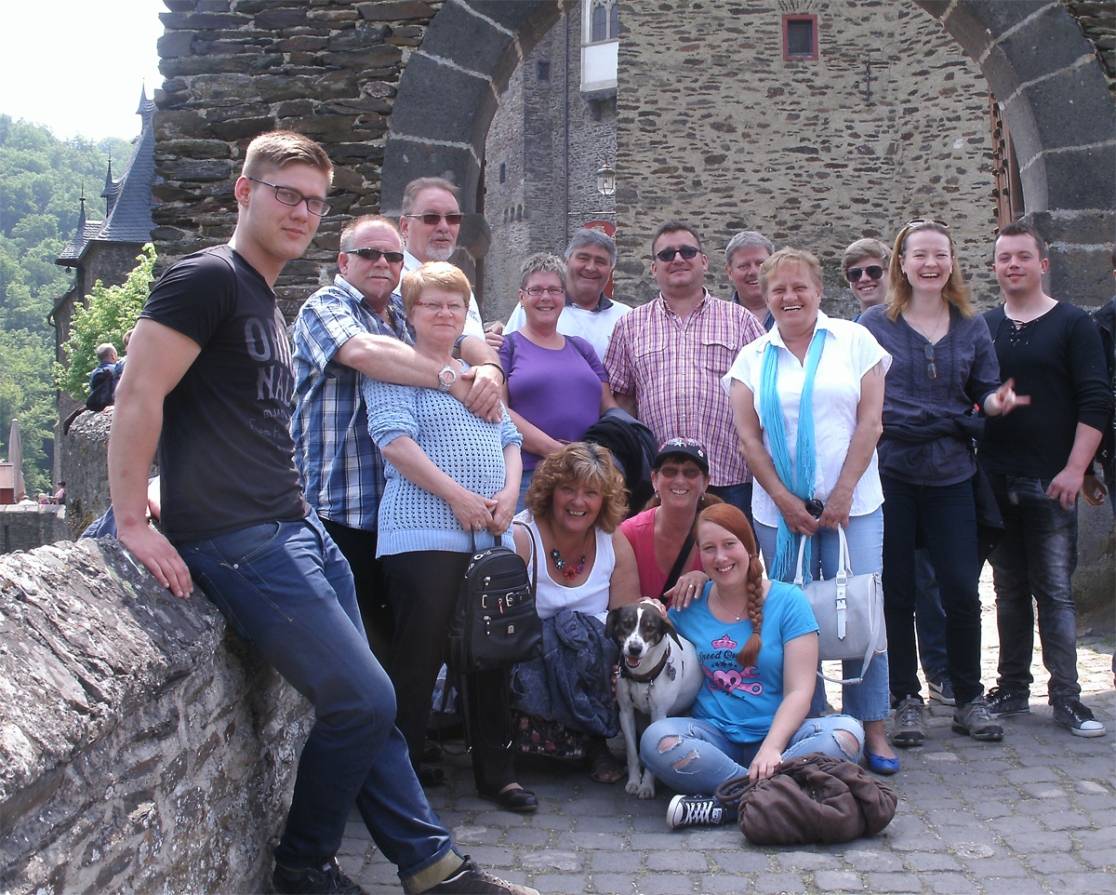 Ein Teil der Stammtisch-Mitglieder bei bestem Wetter versammelt zum Gruppenfoto an der Burg Eltz.
