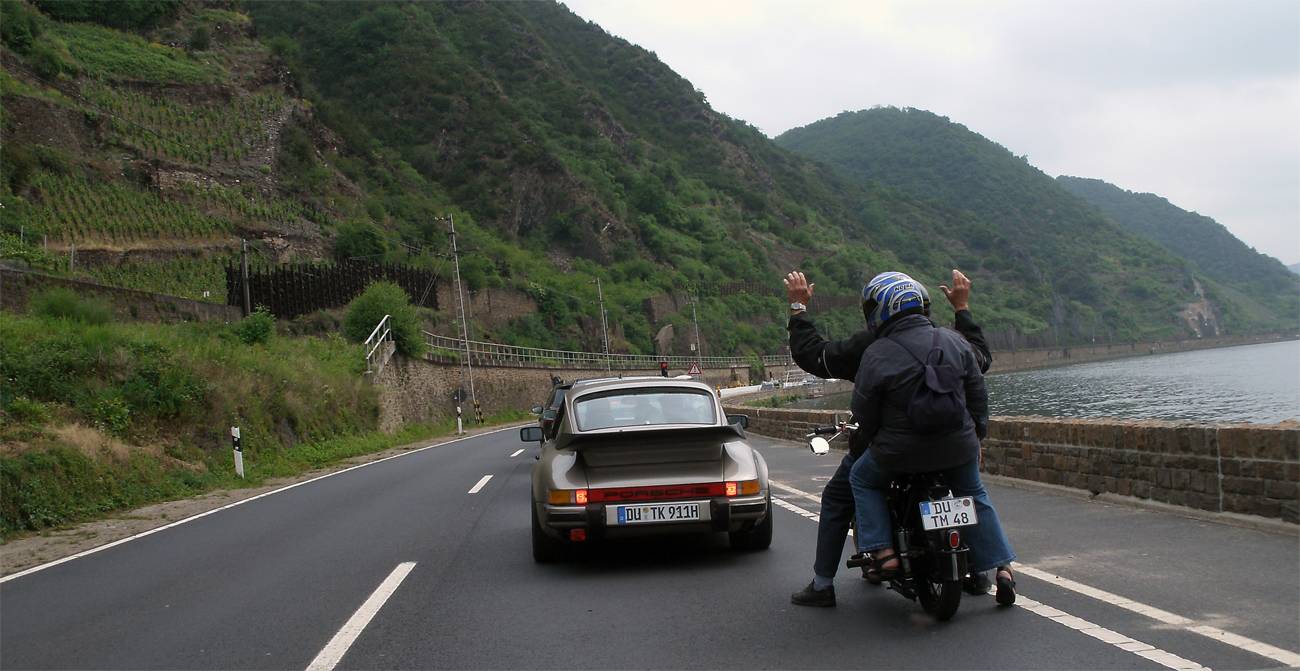 Berni im 911er führte den Konvoi entlang der Mosel an. Theo und Monika auf der 1953er Tornax dahinter: Blinker gibt es nicht, ebenso kein Bremslicht. Also müssen Handzeichen herhalten.