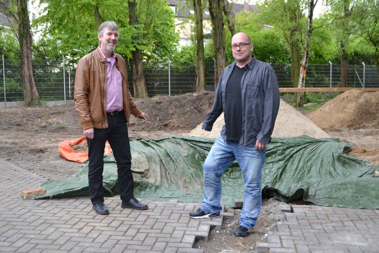 Das Außengelände wird derzeit zur Spaß- und Chill Area umgestaltet. Dort wird auch bald ein großes Trampolin für Mega-Schwung sorgen. Thomas Terschüren und Thomas Mielke freuen sich schon drauf.