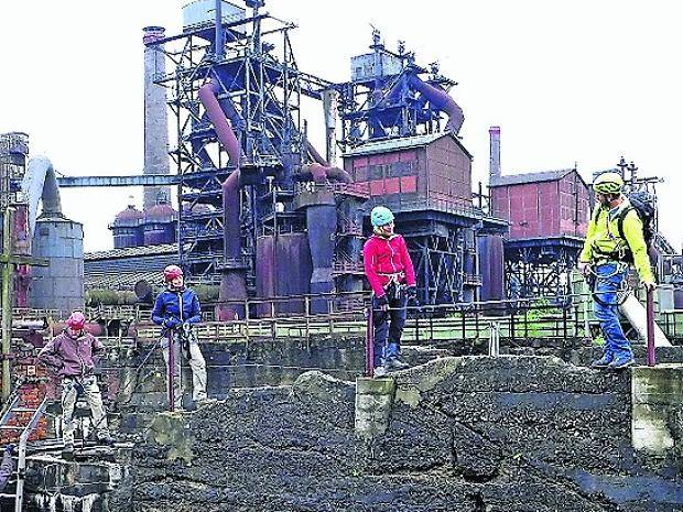  Gipfelgrat mit Industriekulisse: Im Landschaftspark kommen auch Bergsteiger und Klettersteiggeher auf ihre Kosten. Fotos (2): Horst Neuendorf  