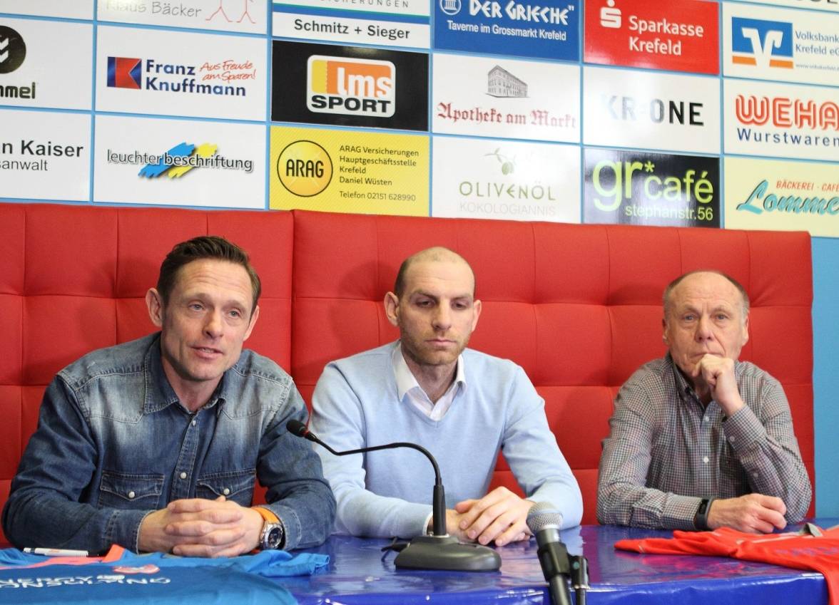  Jörn Großkopf (l.) wurde von Nikolas Weinhart und Horst Riege (r.) als neuer Trainer des KFC Uerdingen vorgestellt. 