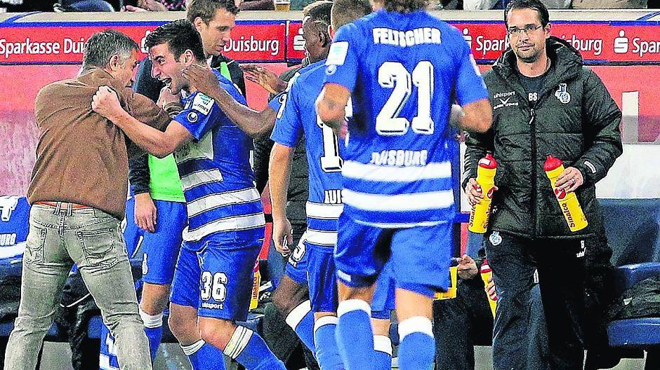  Jubeln die, oder schreien sie sich an? Vermutlich eine Mischung aus beidem. Giorgi Chanturia und Gino Lettieri im emotionalen Clinch kurz nach dem erlösenden 1:0 des georgischen Neuzugangs. 