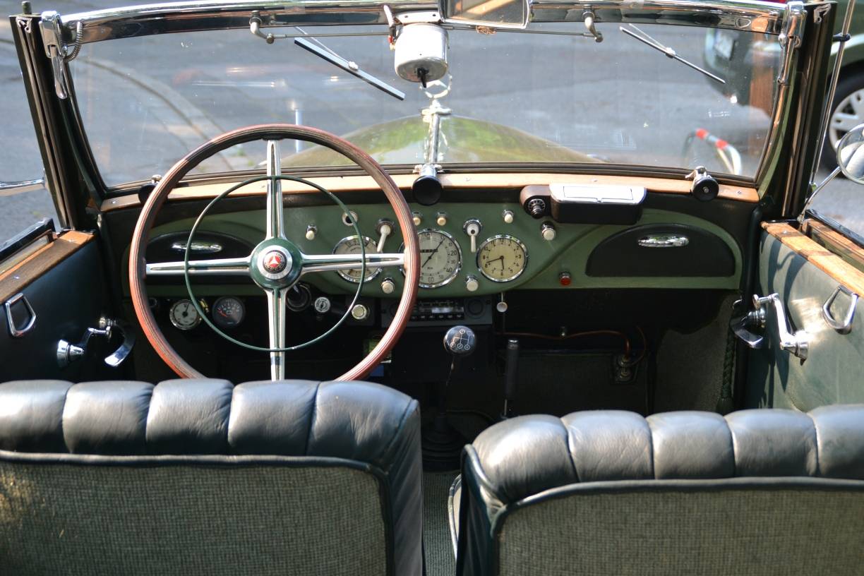 Holz, Chrom und Leder zieren das Interieur.