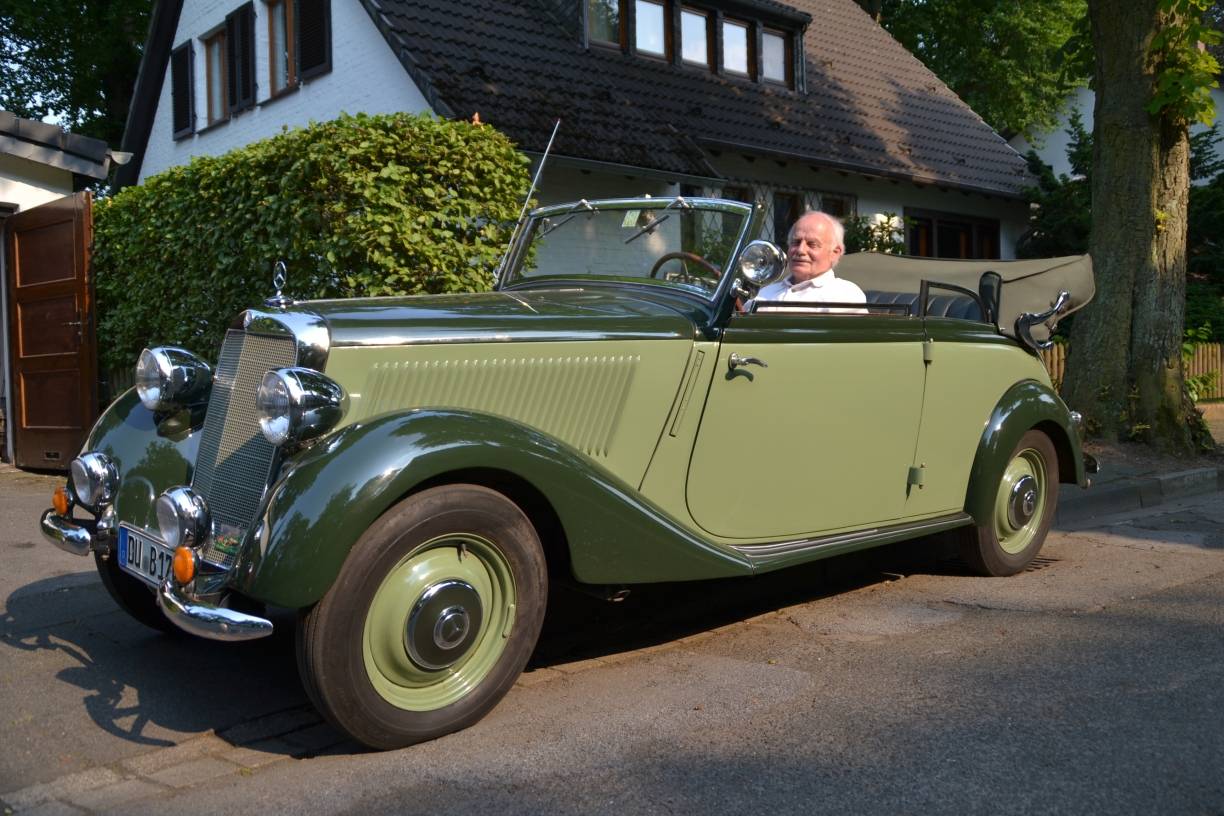 Bernd-Josef Melisch am Steuer des Daimler Benz 170 VBC. Das fast 80 Jahre alte Cabrio hat der Tüftler aus Neudorf in mühevoller Kleinarbeit jahrelang wieder aufgebaut.