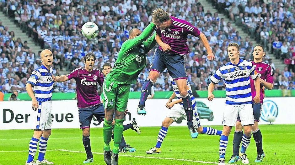 Da ist es passiert. Benny Höwedes steigt höher als David Yelldell und köpft im 2011er Pokalfinale zum 3:0 für die Schalker ein. Am Ende gab’s einen Kantersieg für S04. So leicht wollen es die Zebras den Schalkern am Samstag aber nicht machen.
