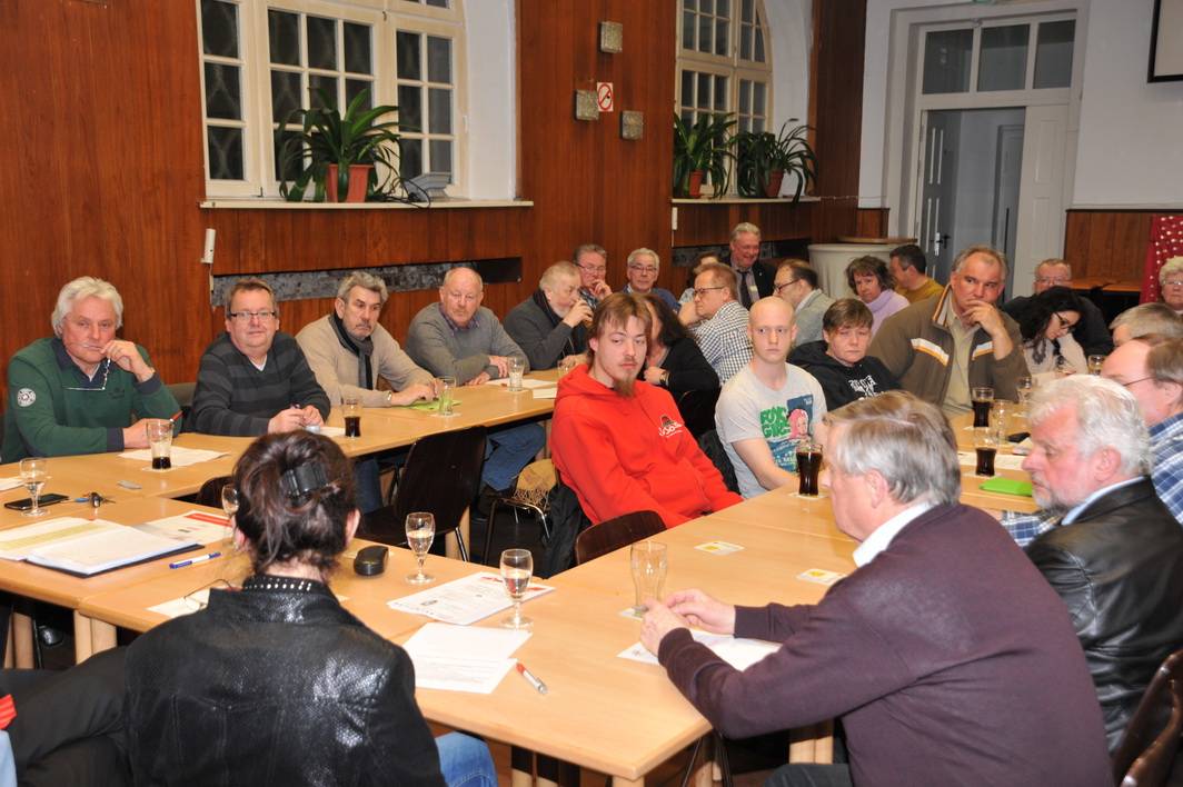 Im Hamborner Ratskeller waren die Reihen gut gefüllt. Die SPD-Arbeitnehmer hatten zum Gedankenaustausch eingeladen.