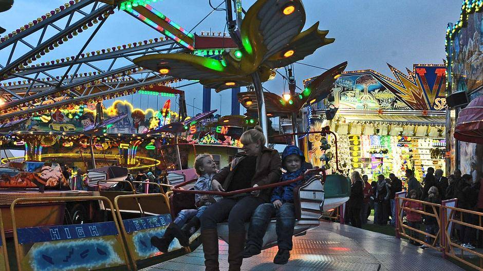  Auf der Hafenkirmes auf der Ruhrorter Mühlenweide lassen sich bis einschließlich Montag beschwingte Hafenfestrunden drehen. 