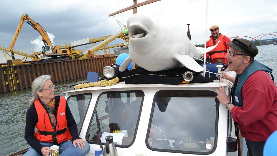  Wat solln wir in St. Tropez? Rolf Köppen (r.) als Gunter Sachs, Jörg Mazur mit Beluga und Brigitte-Bardot-Double auf der Oskar. 