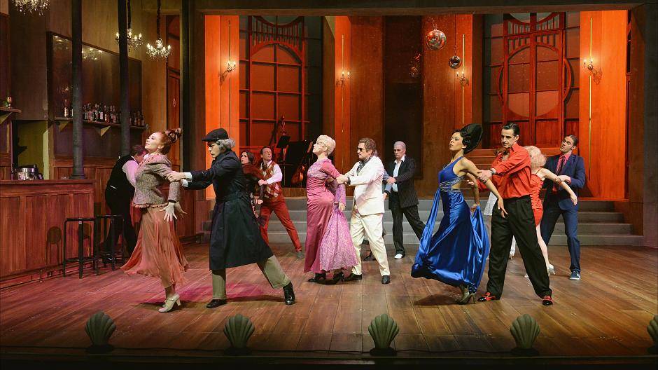  Tanz auf dem Vulkan: die ausgelassene Freizeitgesellschaft im Ballhaus ahnt nicht, welche Wendungen die die politische Geschichte noch bereit hält. 