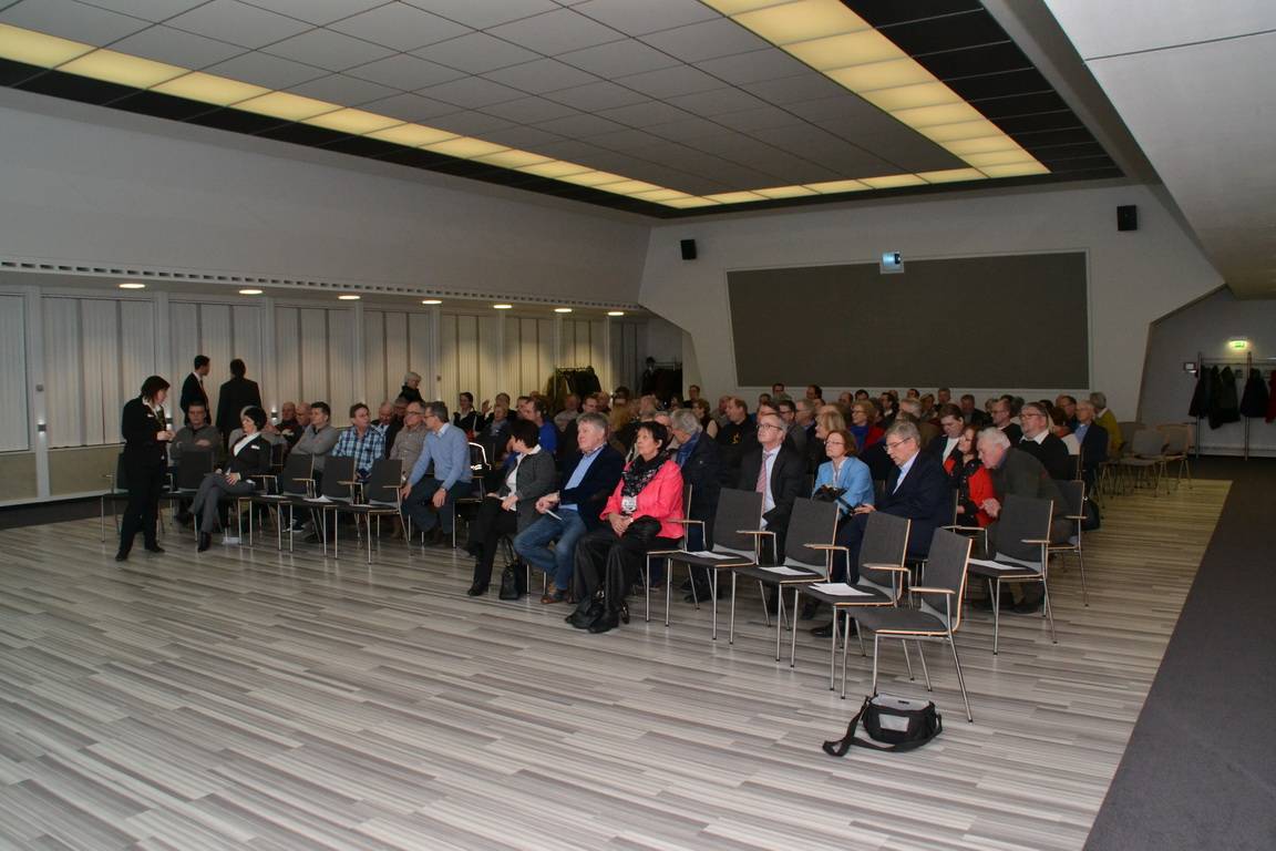  Die Stühle des Besuchercentrums waren auch diesmal wieder fast restlos besetzt. 