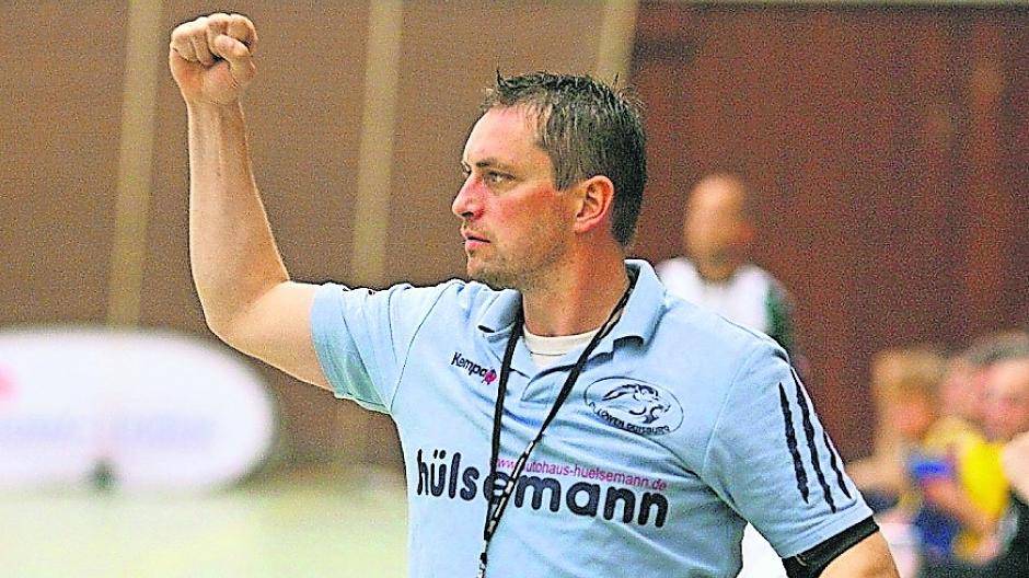  Ein wichtiger Punkt gegen den Abstieg und ein Grund zur Freude für OSC-Löwen-Trainer Jörg Förderer.  