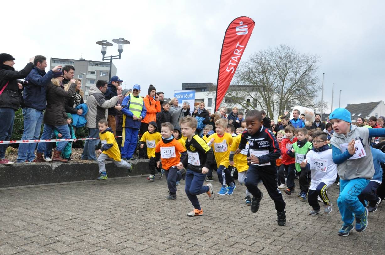 Was für ein Spektakel: Läufer und Zuschauer trotzen fiesem Wetter bei Jubiläumslauf: Jugend läuft – über 1100 Schüler beim Citylauf