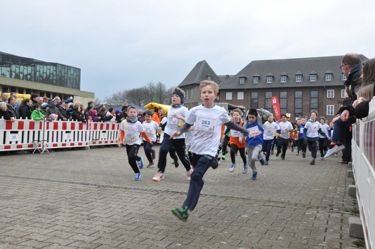 Was für ein Spektakel: Läufer und Zuschauer trotzen fiesem Wetter bei Jubiläumslauf: Jugend läuft – über 1100 Schüler beim Citylauf
