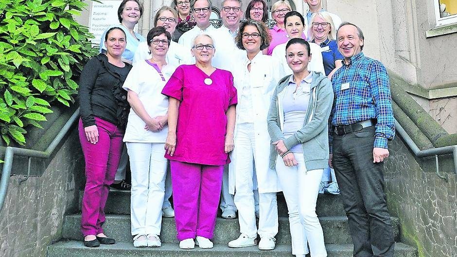  Geballte Kompetenz: Das Team der Frauenklinik im St. Vinzenz-Hospital stellt sich ab sofort noch breiter auf. Prof. Dierk Mosny (oben, 4. von links) baut das „Kompetenzzentrum für Brusterkrankungen“ auf. 