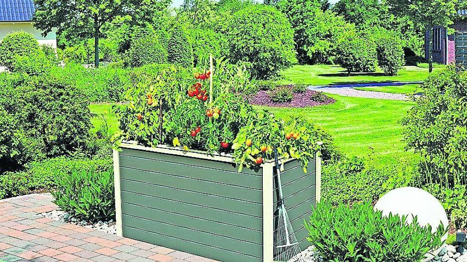  Ein Hochbeet ermöglicht einfaches Gärtnern ohne Bücken. Dabei sind die formschönen Beete von Karibu sehr dekorativ. 