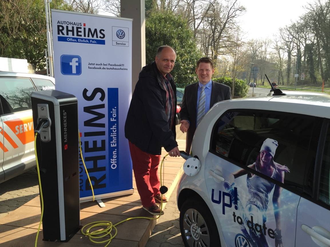 Autohaus Rheims in Moers sponsort tollen Gewinn: Mit dem e-Up auf Tour