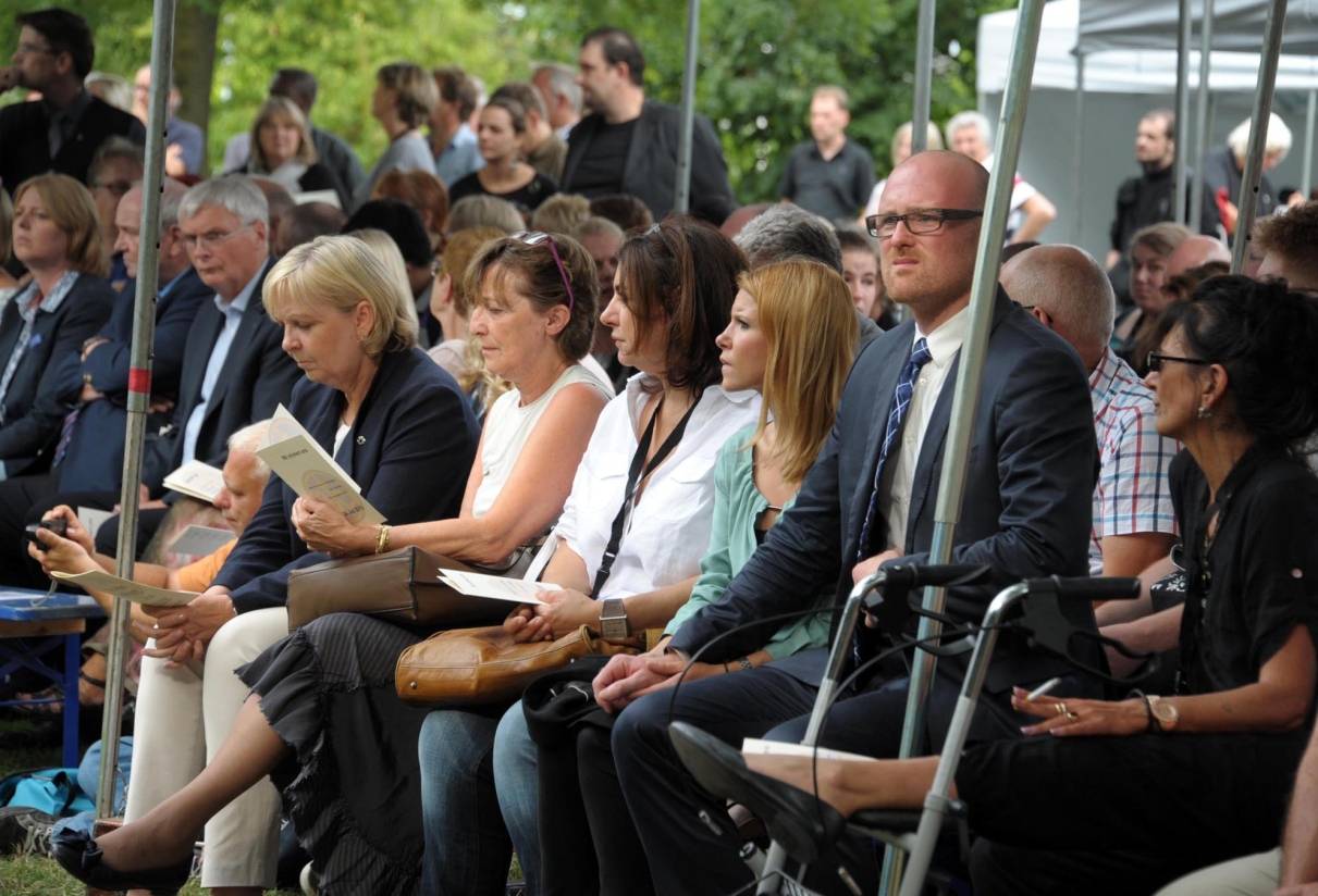  Die Besucher, unter ihnen Oberbürgermeister Sören Link und NRW-Ministerpräsidentin Hannelore Kraft, nahmen Platz auf Holzbänken unter provisorisch installierten Pavillons. 