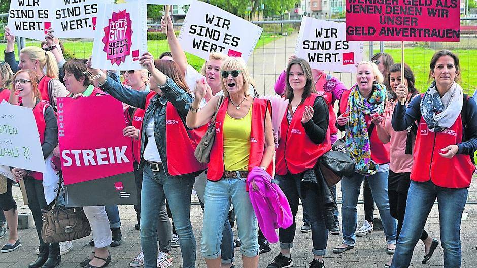  Rund 120 Erzieherinnen aus Dinslaken, Duisburg und Oberhausen demonstrierten in der vergangenen Woche vor dem Dinslakener Rathaus und machten ihrem Ärger Luft.  