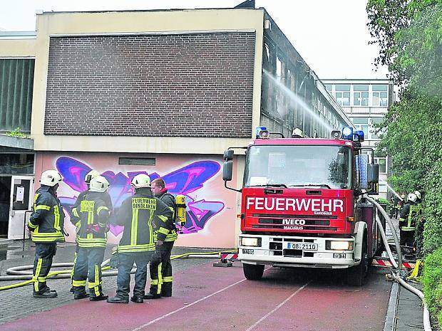 Bis in die Abendstunden war die Feuerwehr am Sonntag mit dem Löschen des Brandes an der Realschule beschäftigt