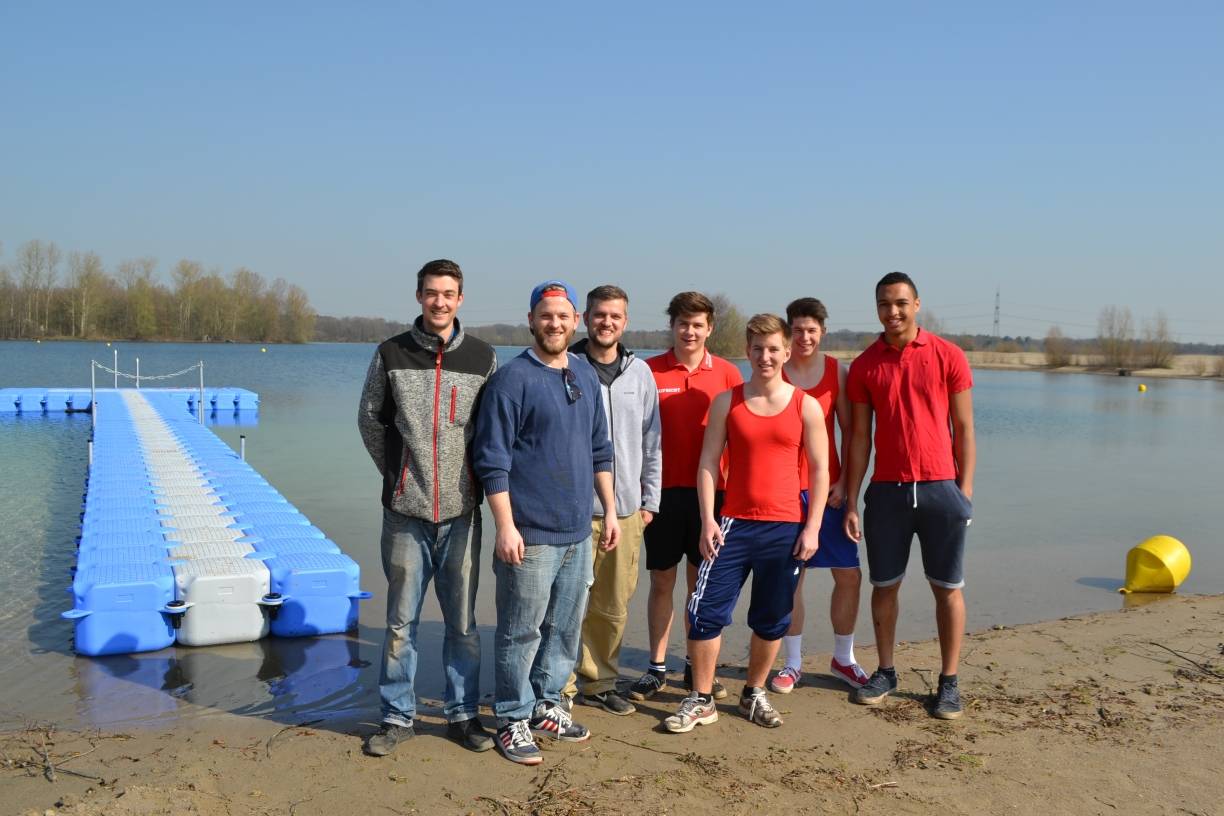  Hinter den Steg soll er hin, der „Tender Blaster“. Und Lars Jensen, Tobias Hülsen, Basti Schur, Jan Bongartz, Christoph Scholl, Yannik Pieper und Felix Schütte vom Strandbad-Team freuen sich jetzt schon wie Bolle. 