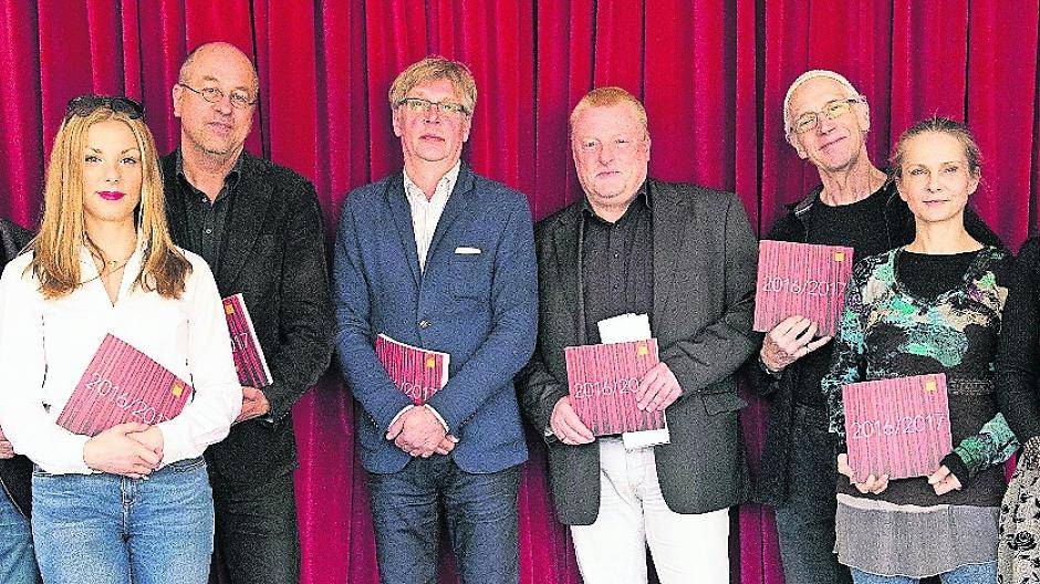  Stellen das Programm der kommenden Spielzeit vor: (v.l.) Generalmusikdirektor Mihkel Kütson, Marketingleiterin Saskia Fetten, Schauspieldirektor Matthias Gehrt, Operndirektor Andreas Wendholz, Generalintendant Michael Grosse, Ballettdirektor Robert North sowie die Theaterpädagogen Silvia Behnke und Maren Gambusch. 