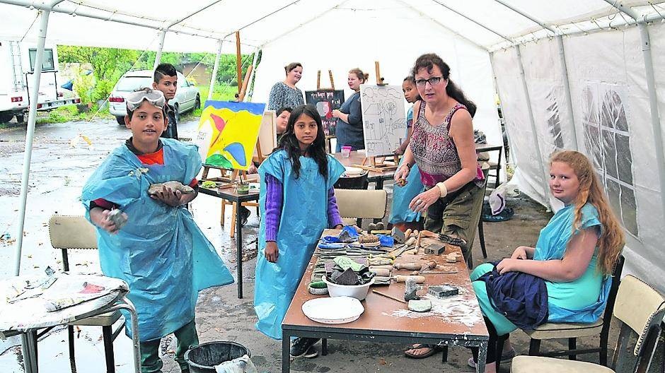 Auch der eine oder andere kräftige Regenschauer hielt die Kids und Sigrid Beuting nicht davon ab, ihre kreativen Arbeiten voranzutreiben.
