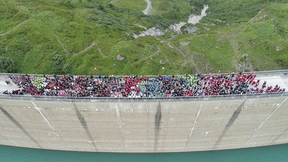 Selbst zusammengedrängt wirken die Line Dancer auf der Staumauer einfach wundervoll.