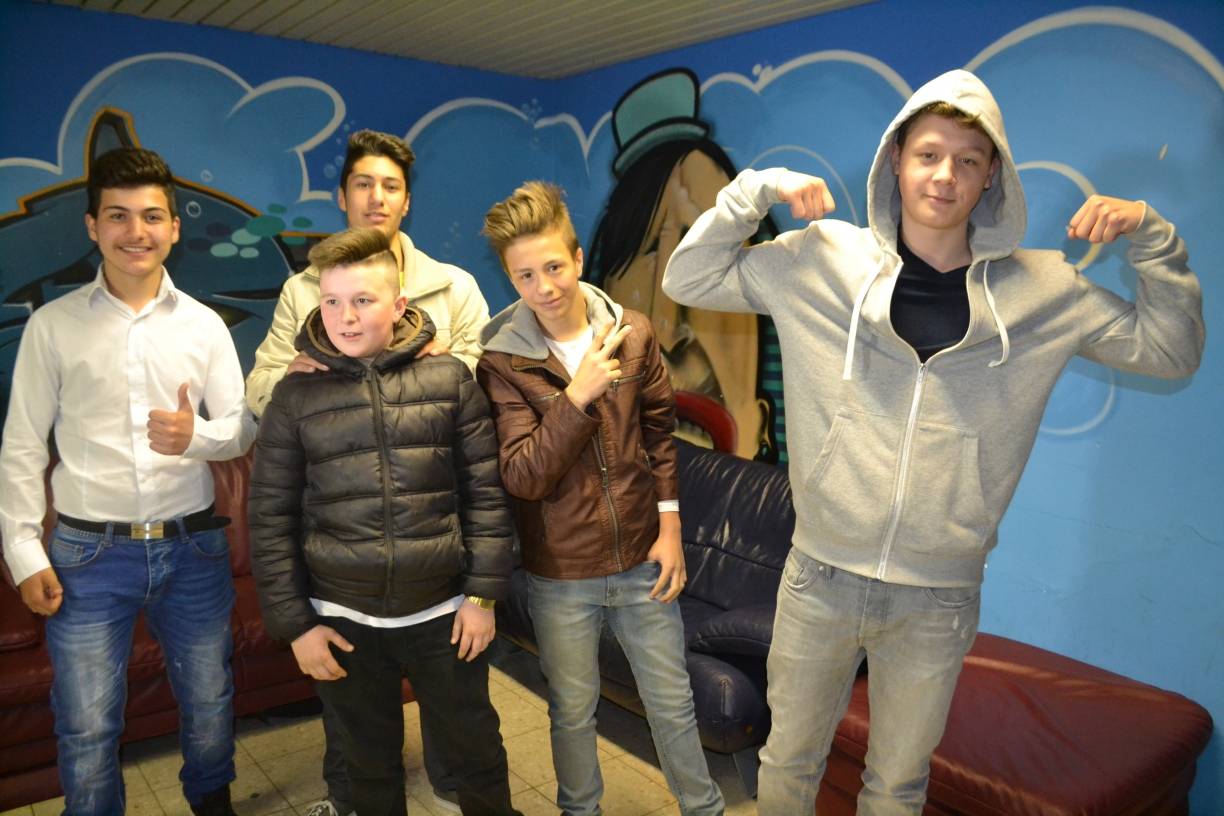 Jetzt heißt es "cool wirken". Wie man das eben so macht in einem Rap-Video.