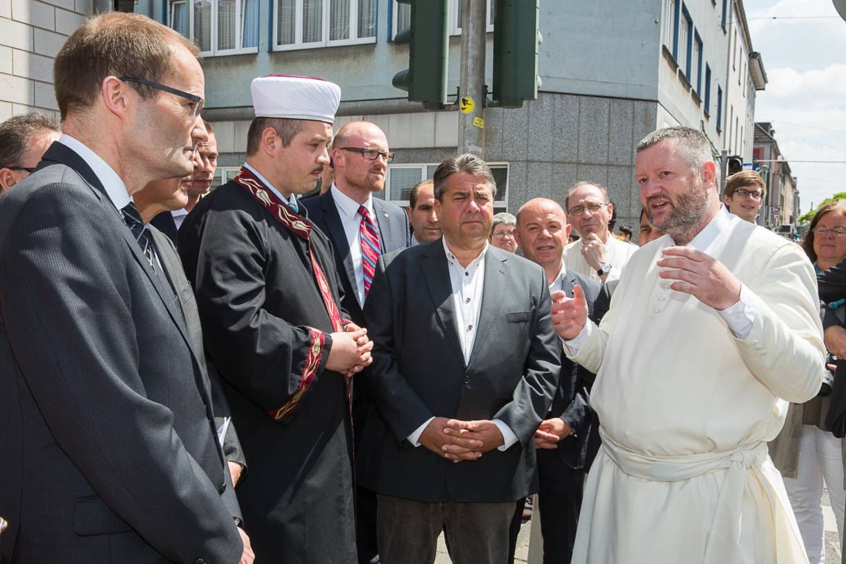 Sigmar Gabriel machte sich vor Ort in Marxloh ein Bild über die Flüchtlingsunterkunft.
