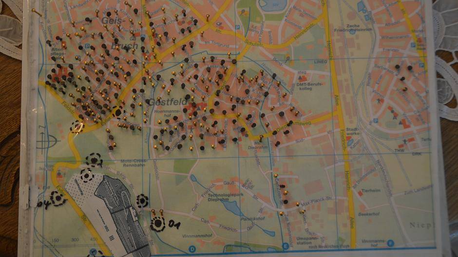 Diese Karte zeigt die Krebstoten (schwarze Nadeln) und die an Krebs Erkrankten (hell) im...