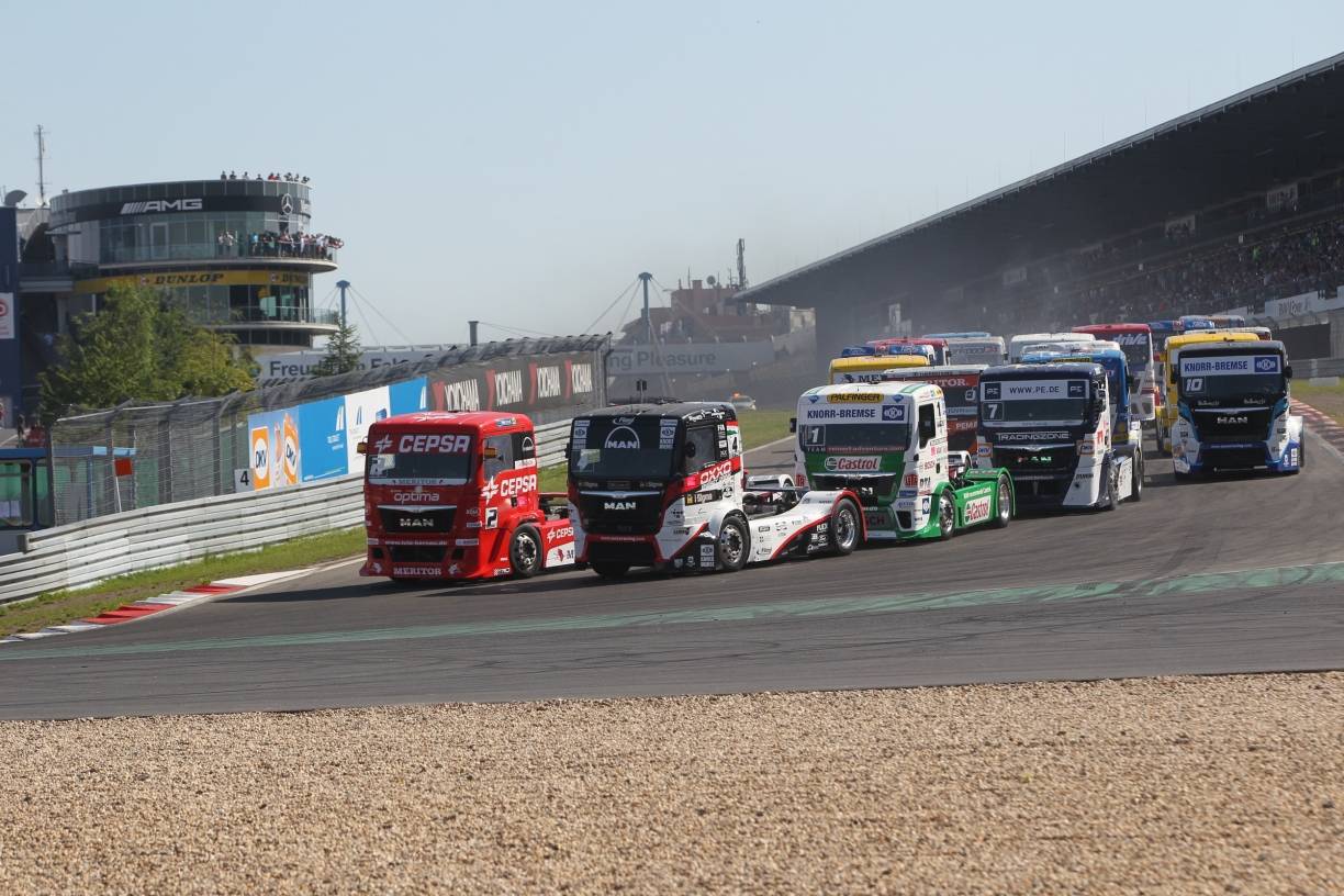 Renn-Trucks und Country-Helden