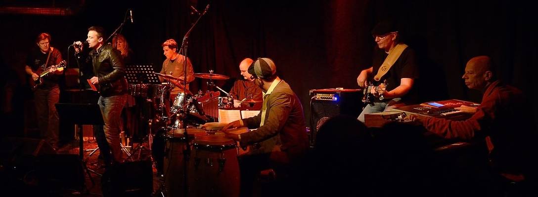  VIVA CARLOS: Acht Musiker bringen den legendären Sound von Santana erstklassig auf die Bühne. 