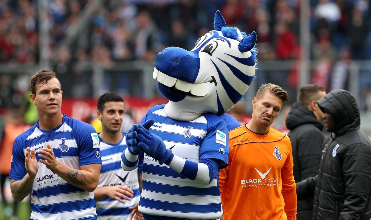  Richtig zufrieden wirken Michael Ratajczak &amp; Co. nach dem Abpfiff nicht. „Ennatz“ lässt sich die Laune derweil nicht so leicht verderben. 
