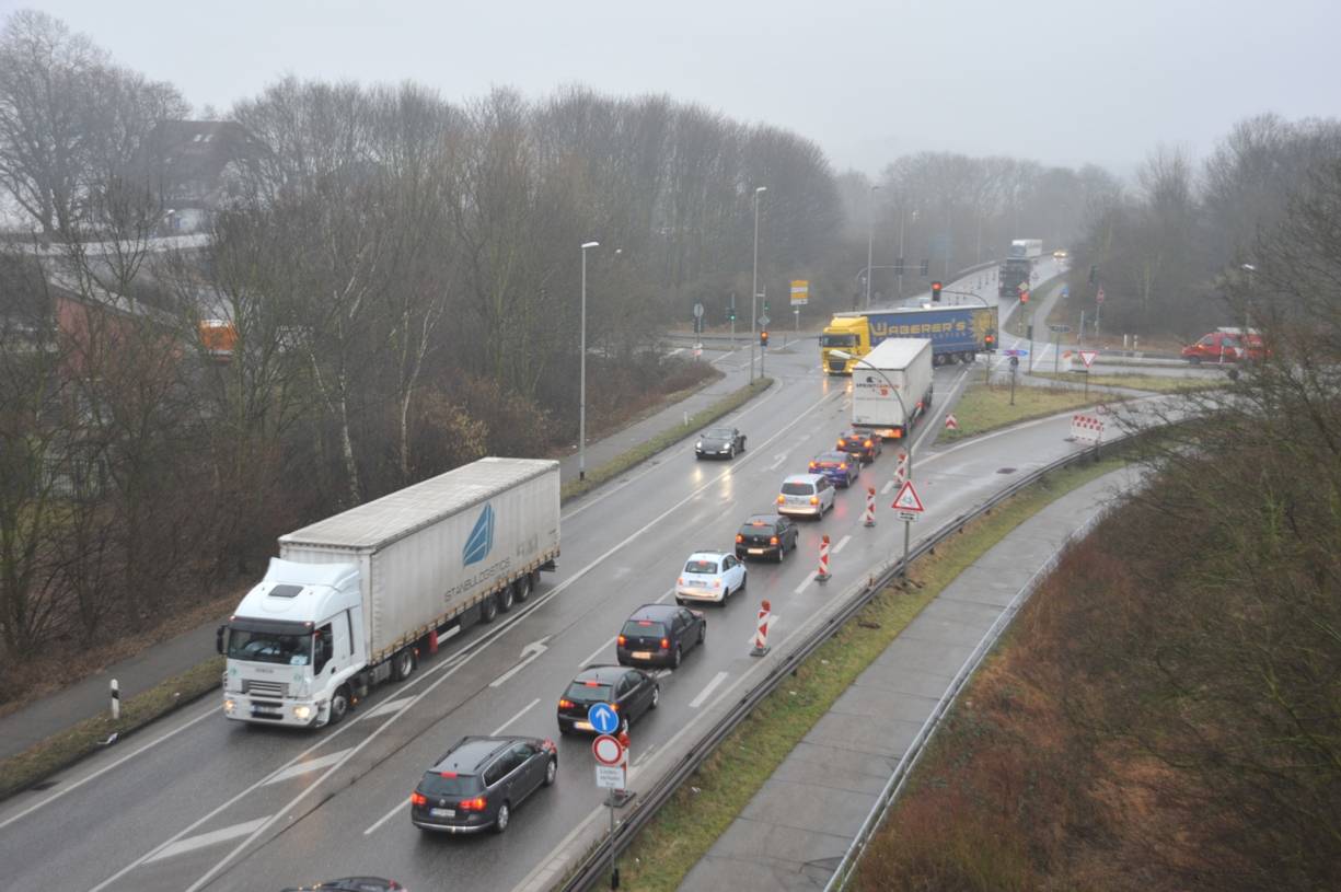  Unser Foto zeigt die Homberger A40-Abfahrt, entstanden am frühen Dienstagmorgen, als der „Nebel des Grauens“ den drohenden Verkehrsinfarkt ankündigte. 