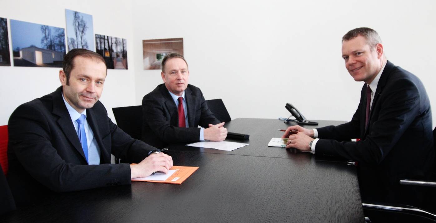 Landrat Dr. Andreas Coenen (r.) im Gespräch mit Christian Engler (2.v.l.), Geschäftsführer des Bezirksverbandes des Volksbundes Deutsche Kriegsgräberfürsorge, sowie Marco Hally, VDK-Geschäftsführer für den Kreis Viersen.
