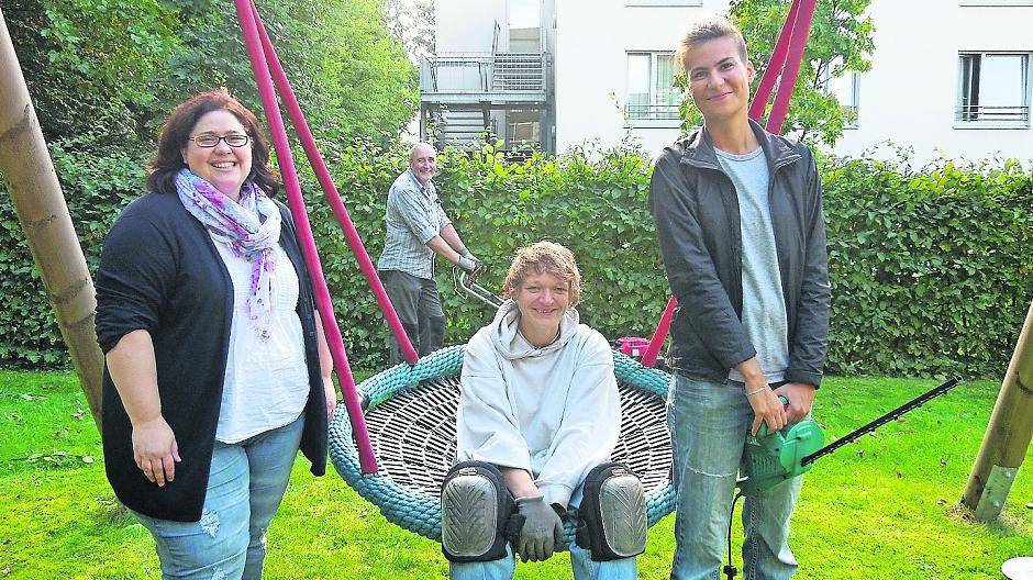 Im Bild (vl): Maria Hinckers (HPH-Mitarbeiterin), Sylvia Mörters und Sandra Ducos (DRK-Tatendrang). Im Hintergrund der Hausmeister.